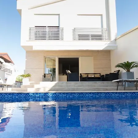 Ema With Heated Saltwater Pool, Sauna And Private Gym - By Ta Leut Agency *
