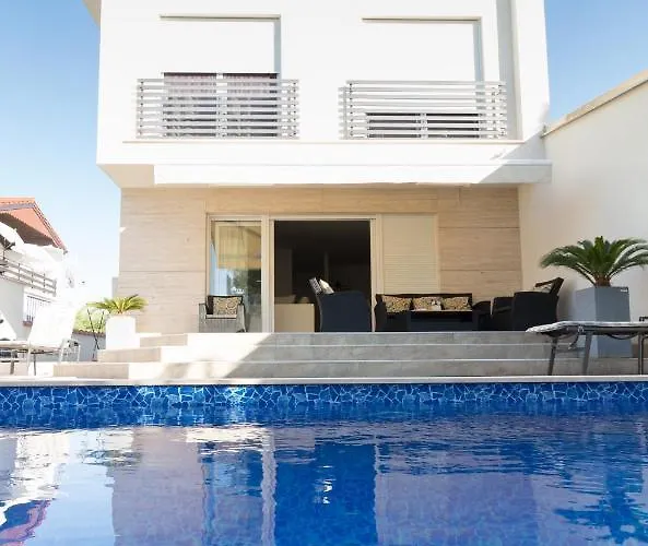 Ema With Heated Saltwater Pool, Sauna And Private Gym - By Ta Leut Agency *